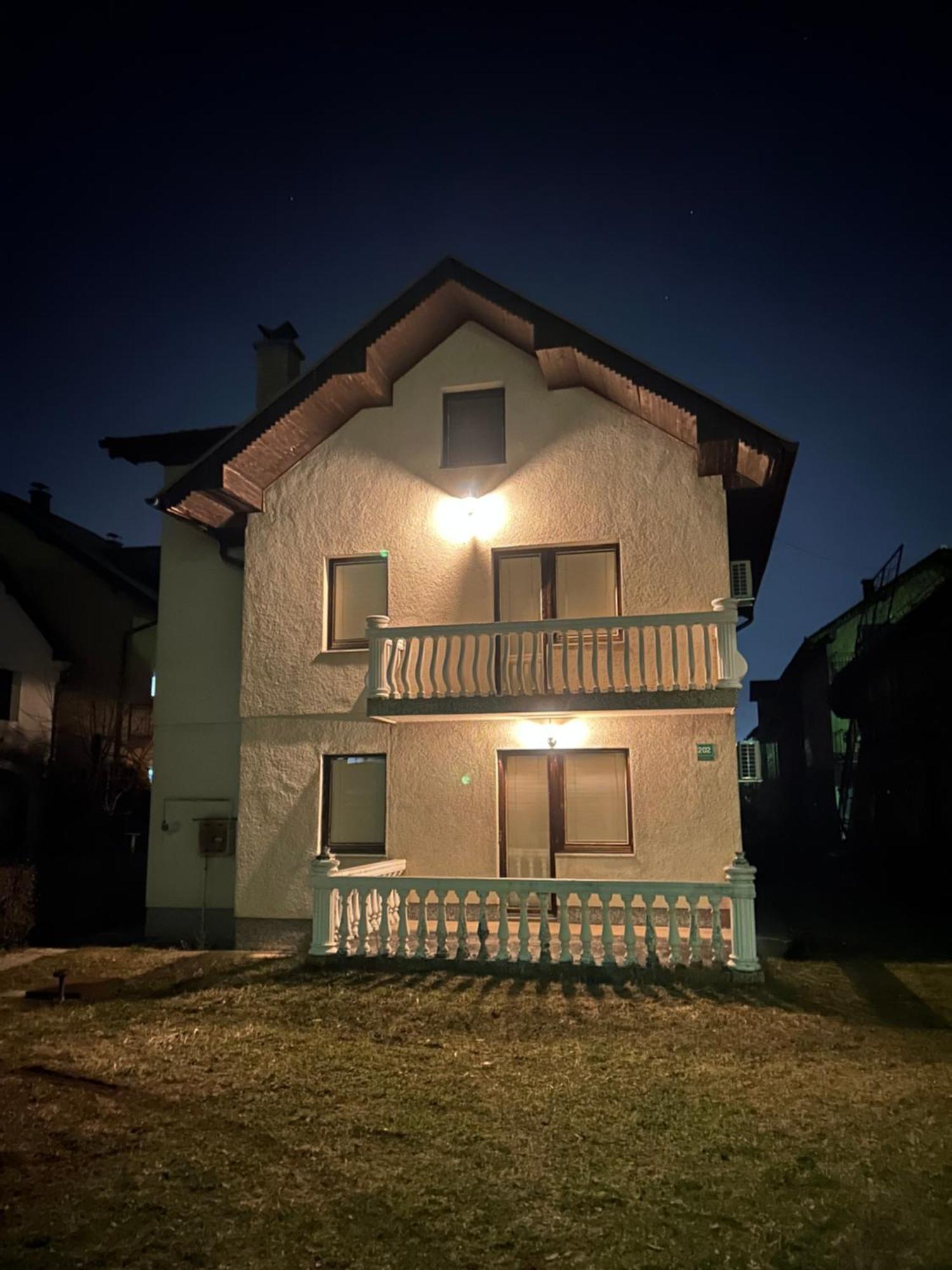 Domus Est Alba *